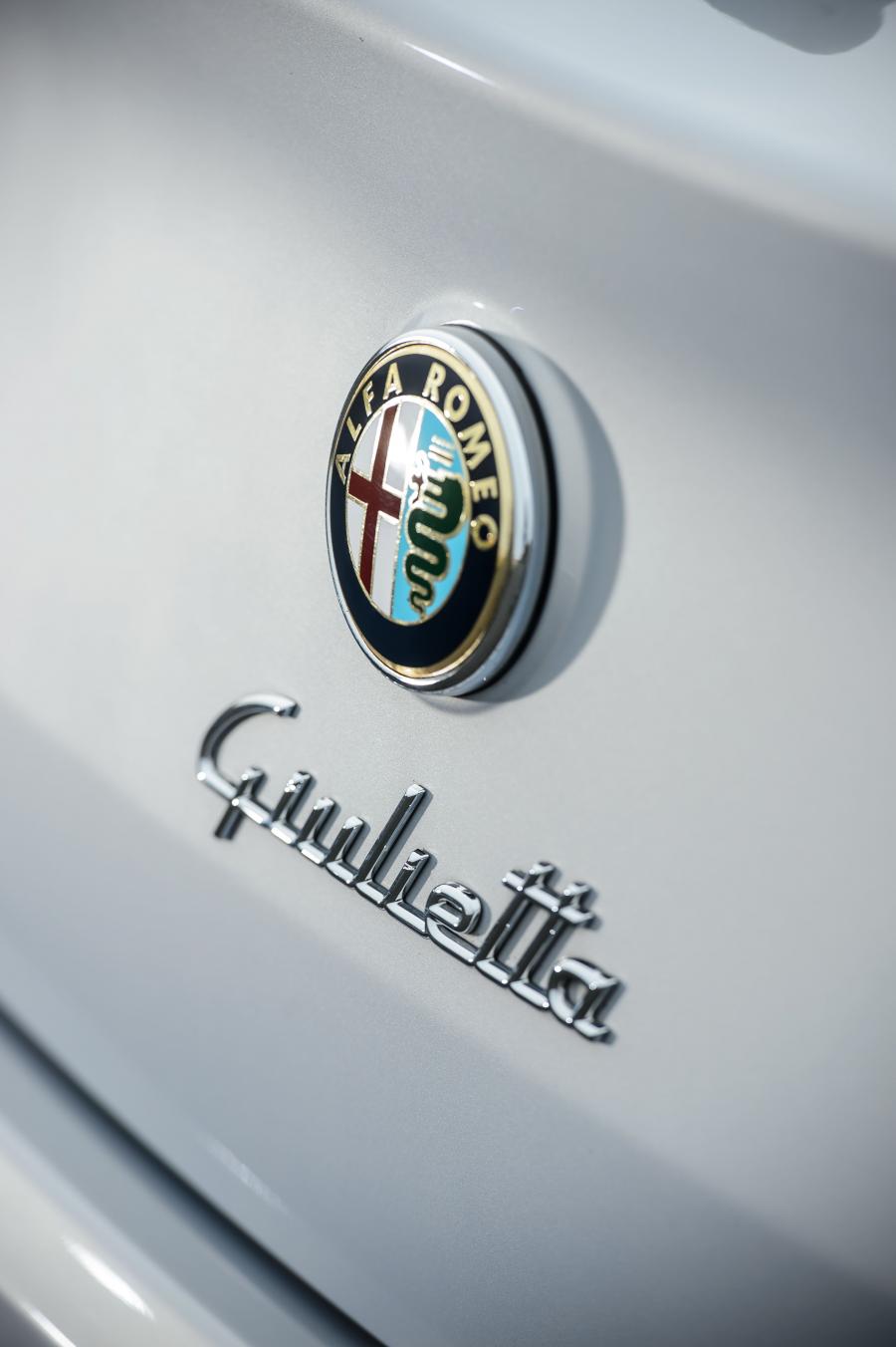 Логотип Alfa Romeo Giulietta (940) 2014 года  (UK) (фото 44 из 54)
